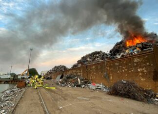 Schrotthalde brennt in Brink-Hafen Schrotthalde brennt in Brink-Hafen.
