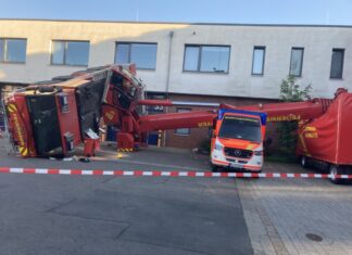 Unfall mit einem Feuerwehrkran auf der Feuer- und Rettungswache 2 in Hannover-Stöcken Unfall mit Feuerwehrkran