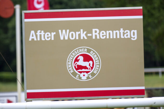 Schild: After-Work-Renntag auf der Neuen Bult in Langenhagen