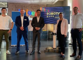 Robo-Aktivitäten ab sofort unter Dachmarke „Robotics City Hannover“ (v.l.n.r.: Dr. Jens Kotlarski, Geschäftsführer ROBCORE GmbH, Philipp Becker, Geschäftsführer Vision Lasertechnik GmbH, Regionspräsident Steffen Krach, Prof. Dr. Julia Gillen, Vizepräsidentin für Lehre und Studium der Leibniz Universität Hannover und Staatssekretär Stefan Muhle haben am Mittwoch die Dachmarke „Robotics City Hannover“ enthüllt.