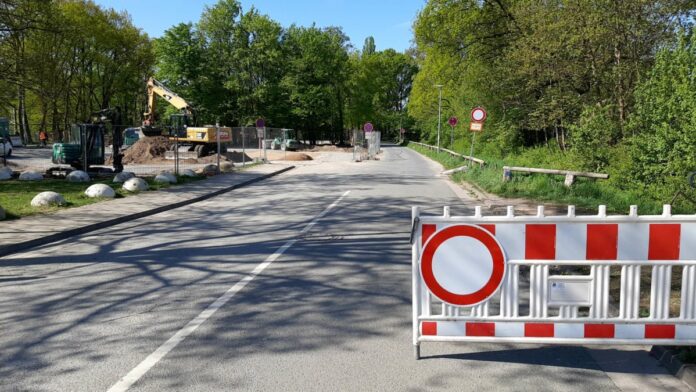 Die asphaltierte Zufahrt im westlichen Bereich des Silbersee-Geländes wird bis etwa Mitte Juni auch für Fußgänger und Radfahrende gesperrt.