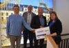 Rüdiger Orschiedt und Siegfried Neske vom Imkerverein freuen sich mit Volksbank-Filialleiter Andreas Mohnke und Sabine Kaufmann vom TSV Godshorn über die Spenden (v.l.n.r.)