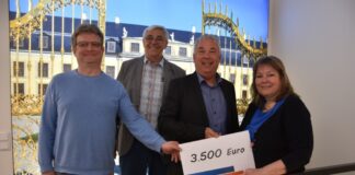 Rüdiger Orschiedt und Siegfried Neske vom Imkerverein freuen sich mit Volksbank-Filialleiter Andreas Mohnke und Sabine Kaufmann vom TSV Godshorn über die Spenden (v.l.n.r.)