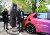 enercity-CEO Dr. Susanna Zapreva und Hannovers Oberbürgermeister Belit Onay präsentieren eine DC-Schnellladesäule auf dem Parkplatz neben dem NDR-Sendesaal.