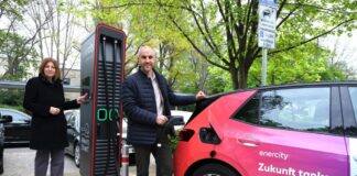 enercity-CEO Dr. Susanna Zapreva und Hannovers Oberbürgermeister Belit Onay präsentieren eine DC-Schnellladesäule auf dem Parkplatz neben dem NDR-Sendesaal.