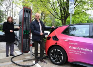 enercity führt Hannovers öffentliche Ladeinfrastruktur auf Platz eins in Deutschland enercity-CEO Dr. Susanna Zapreva und Hannovers Oberbürgermeister Belit Onay präsentieren eine DC-Schnellladesäule auf dem Parkplatz neben dem NDR-Sendesaal.