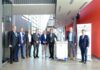 Der „RoboHub Niedersachsen“ ist heute im Produktionstechnischen Zentrum Hannover (PZH) der Leibniz Universität Hannover (LUH) in Garbsen eröffnet worden. (vo.li.): Dr.-Ing. Jan Jocker, Philipp Becker, Torsten Bethke, Prof. Dr.-Ing. Holger Blume, Tilmann Kuban, Steffen Krach, Stefan Muhle, Claudio Provenzano.