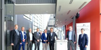 Der „RoboHub Niedersachsen“ ist heute im Produktionstechnischen Zentrum Hannover (PZH) der Leibniz Universität Hannover (LUH) in Garbsen eröffnet worden. (vo.li.): Dr.-Ing. Jan Jocker, Philipp Becker, Torsten Bethke, Prof. Dr.-Ing. Holger Blume, Tilmann Kuban, Steffen Krach, Stefan Muhle, Claudio Provenzano.