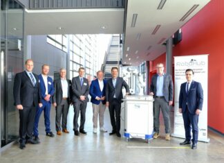 „RoboHub Niedersachsen“ ist Anlaufstelle für produzierende Unternehmen zum Thema Robotik Der „RoboHub Niedersachsen“ ist heute im Produktionstechnischen Zentrum Hannover (PZH) der Leibniz Universität Hannover (LUH) in Garbsen eröffnet worden. (vo.li.): Dr.-Ing. Jan Jocker, Philipp Becker, Torsten Bethke, Prof. Dr.-Ing. Holger Blume, Tilmann Kuban, Steffen Krach, Stefan Muhle, Claudio Provenzano.