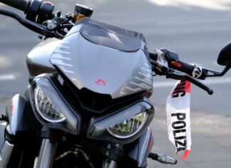 Zeugenaufruf: 24-jähriger Motorradfahrer von Pkw erfasst und schwer verletzt Motorrad