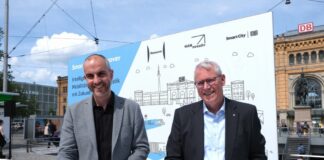Bernd Koch (re.), Vorstandsvorsitzender von DB Station&Service, und Belit Onay (li.), Oberbürgermeister der Stadt Hannover.