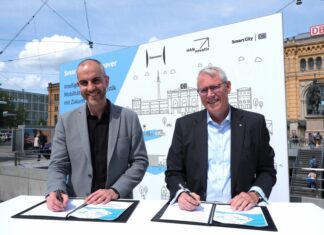 Gemeinsam für attraktive Bahnhöfe: Stadt Hannover und Deutsche Bahn starten Smart-City-Partnerschaft Bernd Koch (re.), Vorstandsvorsitzender von DB Station&Service, und Belit Onay (li.), Oberbürgermeister der Stadt Hannover.
