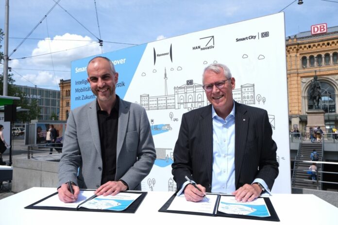 Bernd Koch (re.), Vorstandsvorsitzender von DB Station&Service, und Belit Onay (li.), Oberbürgermeister der Stadt Hannover.