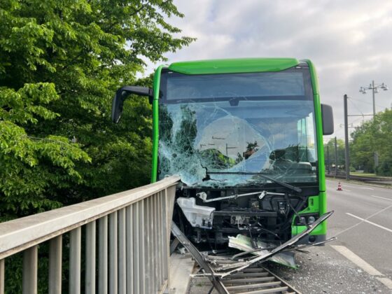 Schwerer Busunfall in Hannover-Linden. Stahlgeländer durchbohrt Bus.