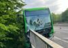 Schwerer Busunfall in Hannover-Linden. Stahlgeländer durchbohrt Bus.