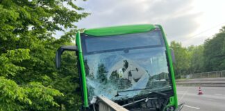 Schwerer Busunfall in Hannover-Linden. Stahlgeländer durchbohrt Bus.