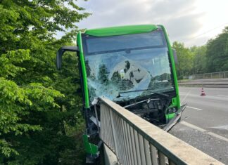 Schwerer Busunfall in Hannover-Linden Schwerer Busunfall in Hannover-Linden. Stahlgeländer durchbohrt Bus.