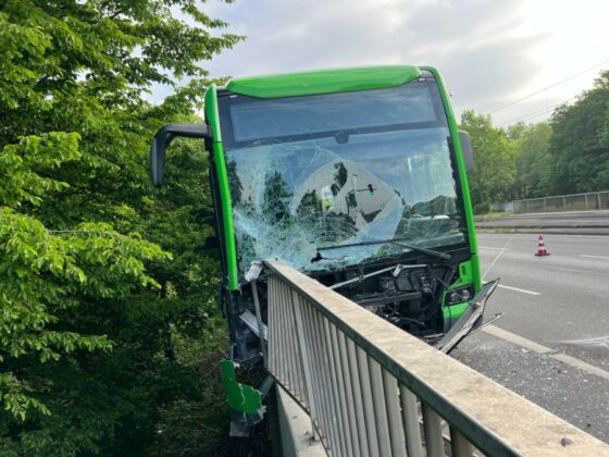 Schwerer Busunfall in Hannover-Linden. Stahlgeländer durchbohrt Bus.