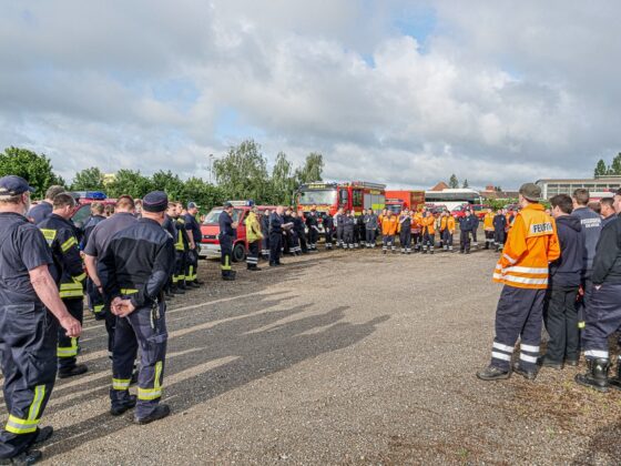 Die 143 ehrenamtlichen Feuerwehrfrauen und Feuerwehrmänner versammeln sich in der Nähe des Messegeländes.