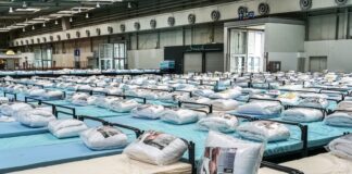 Noch stehen die Betten in der Halle 21 dicht an dicht. Schon einige Stunden später steht jedes an seinem vorbestimmten Platz in der großen Halle.