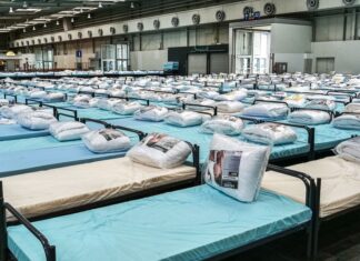 Regionsfeuerwehr stemmt Umzug auf dem Messegelände Noch stehen die Betten in der Halle 21 dicht an dicht. Schon einige Stunden später steht jedes an seinem vorbestimmten Platz in der großen Halle.