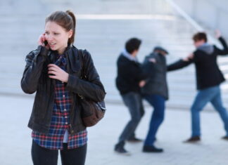 Für gezeigte Zivilcourage geehrt – 33-jähriger aus Guinea verhindert räuberischen Diebstahl Themenfoto Zivilcourage - Frau ruft per Handy Hilfe - Schlägerei im Hintergrund