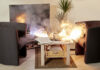 Themenfoto: Brennende Lithium-Ionen-Batterien im Laptop im Wohnzimmer.
