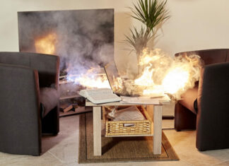 Brandgefahr durch Lithium-Ionen-Akkus Themenfoto: Brennende Lithium-Ionen-Batterien im Laptop im Wohnzimmer.