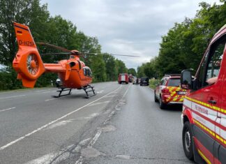 Verkehrsunfall auf der Langenhagener Straße – Fahrerin aus PKW befreit Feuerwehreinsatz