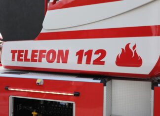 Notruf 112: Qualifizierte Hilfe am anderen Ende der Leitung Schriftzug auf Feuerwehrfahrzeug: Telefon 112