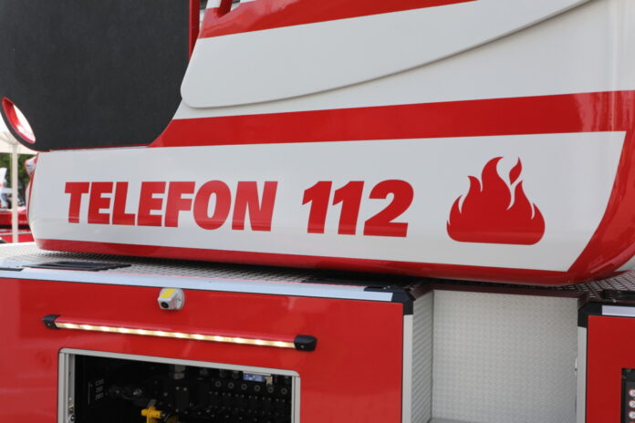 Schriftzug auf Feuerwehrfahrzeug: Telefon 112