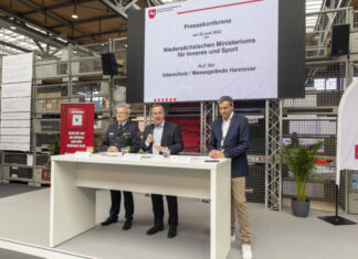 Jahresbilanz für den Brand- und Katastrophenschutz 2021: Mitgliederzahlen steigen weiter – Einsatzzahlen gleichbleibend Jahresbilanz für den Brand- und Katastrophenschutz 2021: Mitgliederzahlen steigen weiter - Einsatzzahlen gleichbleibend. Den Bericht hat der Niedersächsische Minister für Inneres und Sport, Boris Pistorius, heute (22.06.2022) im Rahmen der INTERSCHUTZ 2022 vorgestellt.