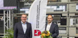 Minister Pistorius (li) stellt Mirko Temmler als neuen Präsidenten des Niedersächsischen Landesamtes für Brand- und Katastrophenschutz vor.