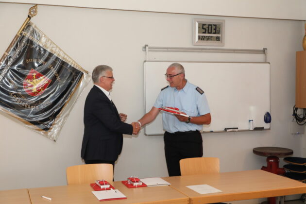 Karsten Habermann (re.) wird durch Mirko Heuer zum neuen stellvertretenden Stadtbrandmeister ernannt.
