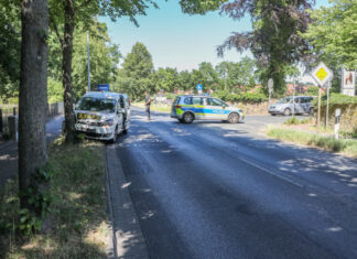 Krankheitsfall am Steuer: Pkw prallt in Isernhagen gegen Baum Unfall Isernhagen Burgwedeler Straße/Rehbocksweg - PKW gegen Ba