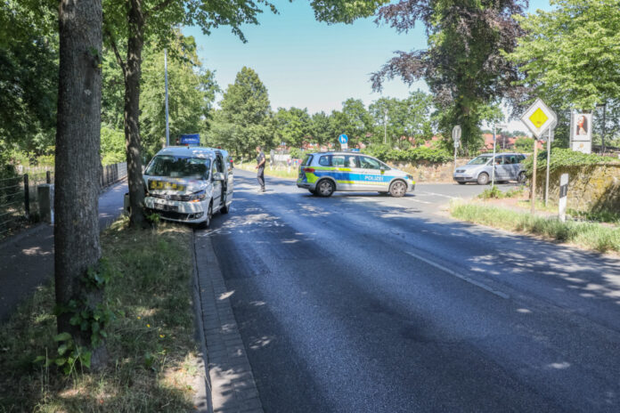 Unfall Isernhagen Burgwedeler Straße/Rehbocksweg - PKW gegen Ba