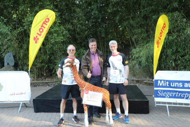 Zusammen für die Giraffen - Zoo-Chef Andreas M Casdorff mit Ulrich Gehrke und Jens Bruns, den Geschaeftsführern von Gehrke Econ beim ZOO-RUN.