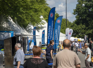 Probealarmierung von Katwarn am Sonntag um 11 Uhr Veranstaltung-Blaulichtmeile - Stand der Polizei