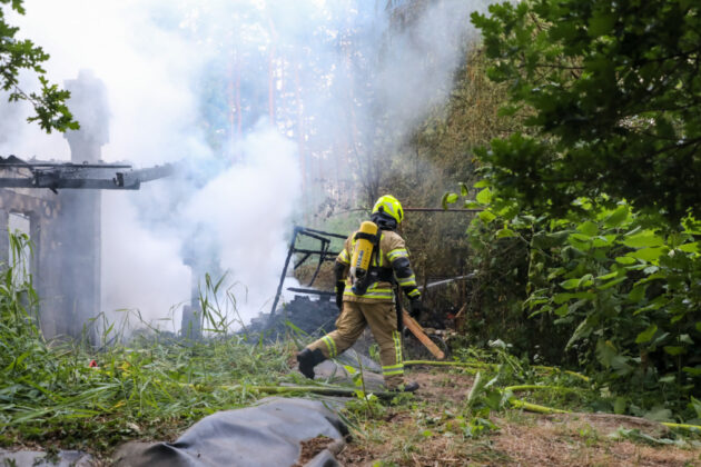 Wedemarker Feuerwehren bekämpfen Hausbrand im Meitzer Busch