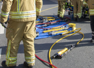 Verkehrsunfall auf der A7 bei Berkhof Hydraulisches Rettungsgerät der Feuerwehr