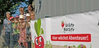Das große Banner am Zaun weist auf das besondere Projekt in der Kita Krähenwinkel hin.