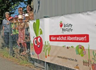 Kita Krähenwinkel nimmt am Programm „Acker Racker“ teil / Förderverein und Spender machten es möglich Das große Banner am Zaun weist auf das besondere Projekt in der Kita Krähenwinkel hin.