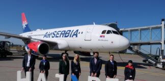 Martin Altemöller (Bereichsleiter Aviation Management am Hannover Airport) mit Vertretern der Airline.
