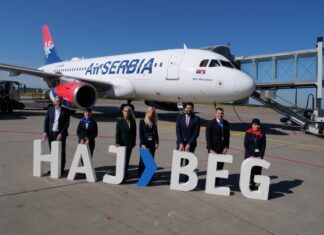 Hannover Airport: Air Serbia fliegt direkt nach Belgrad Martin Altemöller (Bereichsleiter Aviation Management am Hannover Airport) mit Vertretern der Airline.