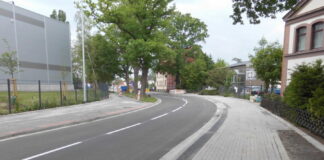 Die Markierung ist bereits auf der neuen Fahrbahn der Straße „Am Pferdemarkt“ aufgebracht. Im Bereich der Gehwege bedarf noch einiger Restarbeiten, weshalb es im Juni noch zu leichten Einschränkungen kommen könnte.