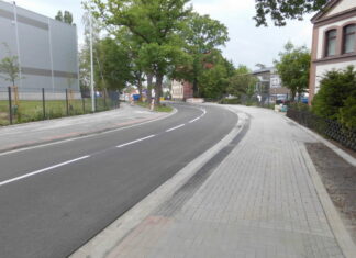 Nach erfolgreichem Ausbau wird „Am Pferdemarkt“ im Laufe des 3. Juni freigegeben Die Markierung ist bereits auf der neuen Fahrbahn der Straße „Am Pferdemarkt“ aufgebracht. Im Bereich der Gehwege bedarf noch einiger Restarbeiten, weshalb es im Juni noch zu leichten Einschränkungen kommen könnte.