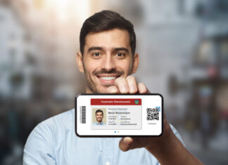 Digitaler Dienstausweis für BOS – Alles in einem System Foto digitaler Dienstausweis auf Smartphone