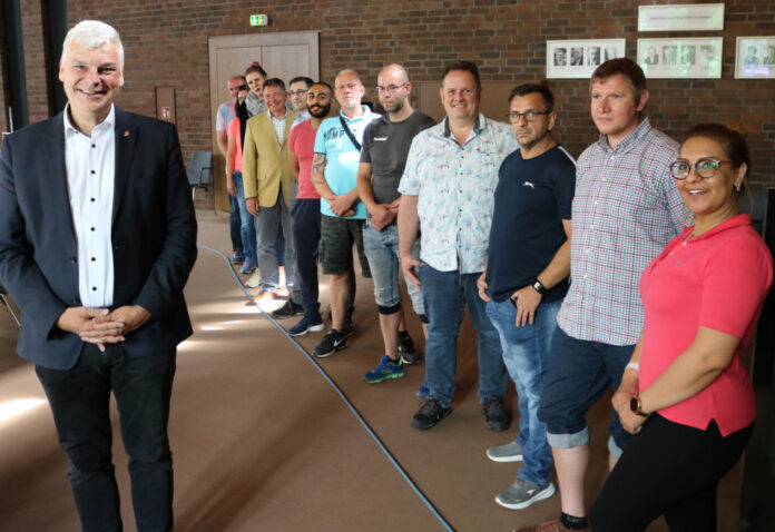 Am Dienstag, 21.06.2022 hatte Bürgermeister Mirko Heuer zum zweiten Mal in diesem Jahr in den Ratssaal geladen, um seine neuen Kolleginnen und Kollegen persönlich zu begrüßen.