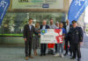 Anerkennung fürs Ehrenamt durch ermäßigte Fahrt mit Bus und Bahn (v. l.) Regionspräsident Steffen Krach, Üstra-Vorstandsvorsitzende Elke van Zadel, Niedersachsens Ministerpräsident Stephan Weil, Falco Seekircher (Johanniter), Karin Schäffer (DRK Blutspende), Fei Tao (Abteilungsleiter Tanzen TKH), GVH-Geschäftsführer Ulf-Birger Franz und Eberhard Schmidt (Regionsfeuerwehr) präsentieren das neue 365-Euro-Ticket.