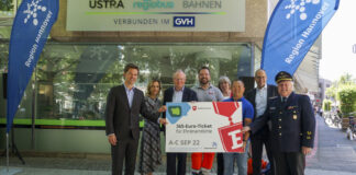 Anerkennung fürs Ehrenamt durch ermäßigte Fahrt mit Bus und Bahn (v. l.) Regionspräsident Steffen Krach, Üstra-Vorstandsvorsitzende Elke van Zadel, Niedersachsens Ministerpräsident Stephan Weil, Falco Seekircher (Johanniter), Karin Schäffer (DRK Blutspende), Fei Tao (Abteilungsleiter Tanzen TKH), GVH-Geschäftsführer Ulf-Birger Franz und Eberhard Schmidt (Regionsfeuerwehr) präsentieren das neue 365-Euro-Ticket.